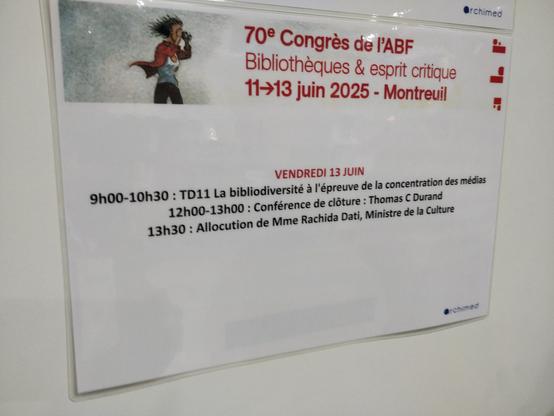 Un placard annonçant une allocution de Rachida Dati à 13h30.