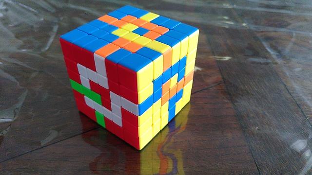 rubickcube 6x6 avec un motif de lignes entrelacées