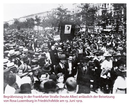 Begräbniszug in der Frankfurter Straße (heute Allee) anlässlich der Beisetzung von Rosa Luxemburg in Friedrichsfelde am 13. Juni 1919. Aus unserem biografischen Stadtführer »Rosa Luxemburg in Berlin«. Foto: Bundesarchiv, Bild 183-21362-0014