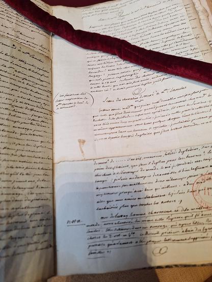 Plusieurs feuillets superposés