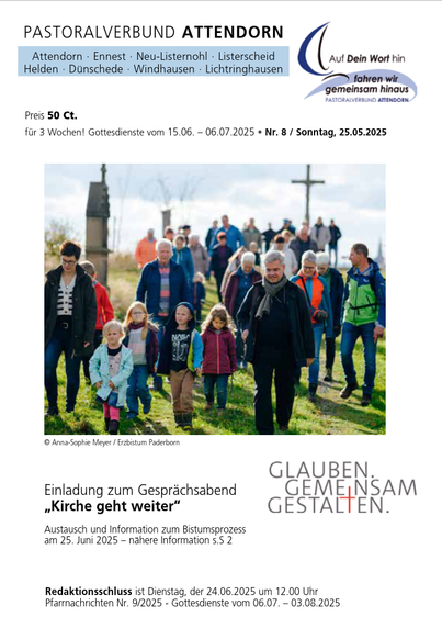 Das Bild zeigt eine Gruppe von Menschen, die auf einem Feldweg spazieren gehen. Im Vordergrund sind Kinder und Erwachsene zu sehen, die Hand in Hand gehen. Einige tragen Jacken und Mäntel, was auf eine kühlere Jahreszeit hinweist. Im Hintergrund ist ein Kreuz zu erkennen, das auf eine religiöse Veranstaltung hinweist. Die Gruppe scheint Teil einer Gemeinschaftsaktivität zu sein, möglicherweise eine Pilgerfahrt oder eine Wanderung.

Oben im Bild befindet sich der Titel "PASTORALVERBUND ATTENDORN" mit einer Liste der Gemeinden: Attendorn, Ennest, Neu-Listernohl, Listerscheid, Helden, Dünschede, Windhausen und Lichtringhausen. Darunter steht der Preis von 50 Cent für 3 Wochen und die Informationen zu den Gottesdiensten vom 15.06. bis 06.07.2025, Nr. 8, Sonntag, 25.05.2025.

Unterhalb des Bildes befindet sich ein Text, der eine Einladung zum Gesprächsabend "Kirche geht weiter" enthält. Es wird erwähnt, dass es sich um einen Austausch und Informationsaustausch zum Bistumsprozess am 25. Juni 2025 handelt, mit weiteren Informationen auf Seite 2. Der Redaktionsschluss ist Dienstag, der 24.06.2025 um 12:00 Uhr, und es gibt Pfarrnachrichten Nr. 9/2025 mit Gottesdiensten vom 06.07. bis 03.08.2025.

Das Bild und der Text vermitteln eine Atmosphäre der Gemeinschaft und des Zusammenhalts, was durch die Gruppe von Menschen und die religiösen Symbole unterstrichen wird.

[by AltBot]