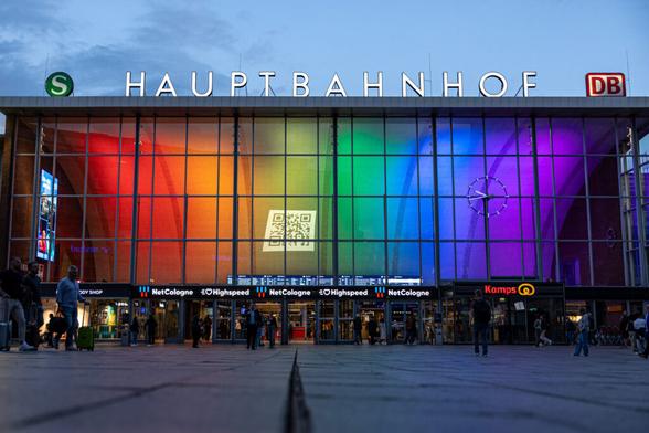 Pride Month: Der Kölner Hauptbahnhof erstrahlt im Juni in Regenbogenfarben.