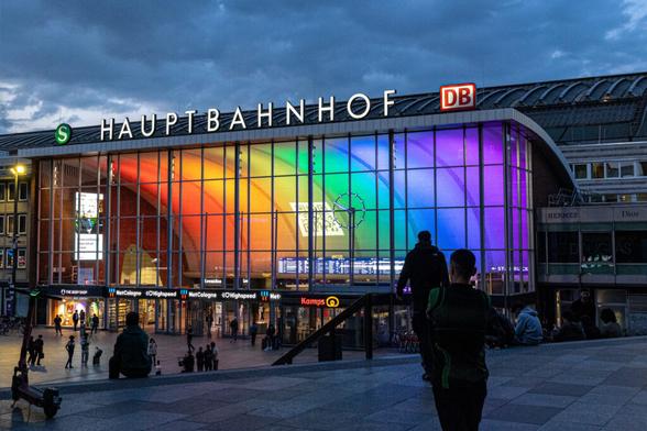Pride Month: Eingangshalle des Kölner Hauptbahnhofs in Regenbogenfarben.