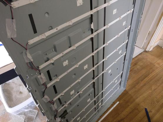Photo des LEDs de rétroéclairage d’un téléviseur Philips, après démontage. Le travail pour arriver jusqu’ici a été titanesque, rempli de petits clips en plastiques, scotchs double-face et colle…