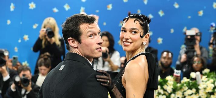 Callum Turner y Dua Lipa en la MET Gala 2025 / Theo Wargo