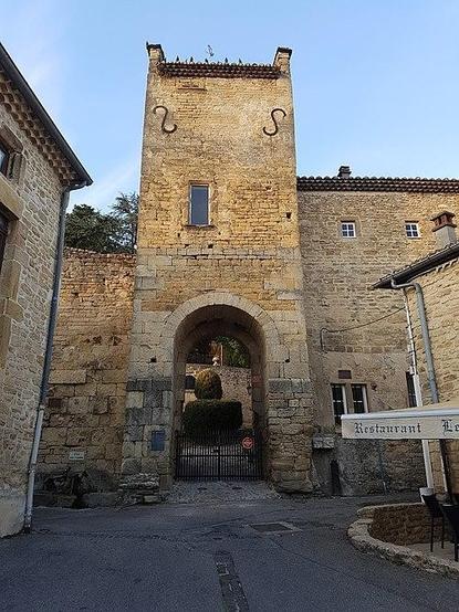 Porte fortifiée servant d'entrée au château de la Boisse à #ÉtoilesurRhône (#Drôme) Porte fortifiée servant d'entrée au château de la Boisse (ancienne) : inscription par arrêté du 21 octobre 1926.
Suite 👉 https://monumentum.fr/monument-historique/pa00116948/etoile-sur-rhone-porte-fortifiee-servant-dentree-au-chateau-de-la-boisse
#Patrimoine #MonumentHistorique
Photo CC-BY-SA 4.0 : Aallenium