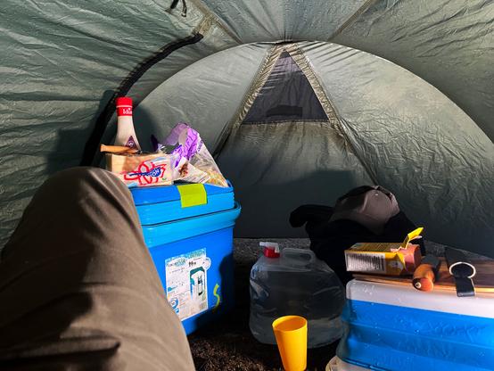 Rainy tent moments ☔⛺
Dinner in the porch of my little tent while the rain kept falling outside.
No better sound than raindrops on the tent and the simple joy of a meal under shelter.
Sometimes it’s these small, quiet moments that make a trip unforgettable.