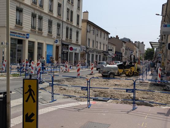 Kreuzung der Avenue des frères Lumière und Rue du Dr Armand Gelibert/Rue Saint-Maurice, derzeit komplett im Umbau, mit Baggern oder so auf der aufgerissenen Fahrbahn