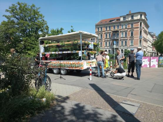 Der Protestflügel und der Anhänger, auf dem er sich befindet, werden startklar gemacht.
