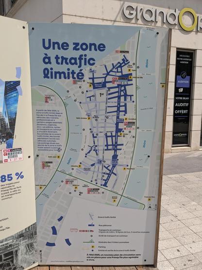 Aufsteller mit Informationen zur Zone à trafic limité ab Sommer 2025. Die Hauptachse Rue de la République und einige Nebenstraßen sind Fußgängerzonen, ansonsten ist bis auf die Straßen direkt an den Quais entlang die meisten in der Zone à trafic limité, wo nur Anlieger, Einsatzfahrzeuge, etc. einfahren dürfen