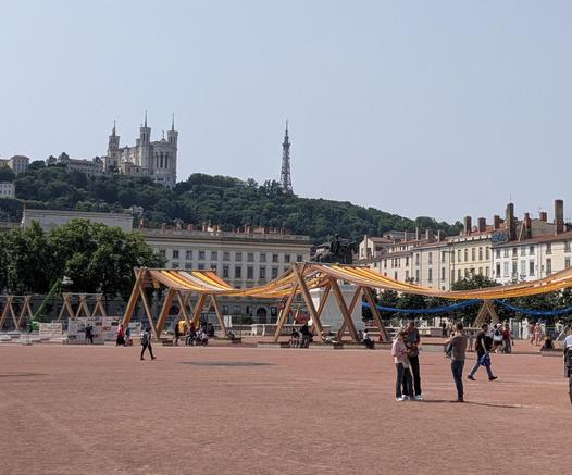 Place Bellecour im Süden der Zone à trafic limité, hier wurde schon ein bisschen was gegen die Sonne getan