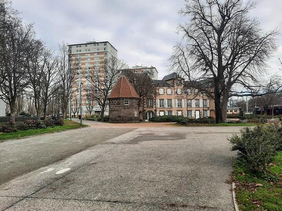 Château des Vergnes à #ClermontFerrand (#PuyDeDôme) Edifiée au XVIIe siècle, modifiée au XVIIIe siècle, cette ancienne gentilhommière est de plan rectangulaire avec deux pavillons en retour d'équerre. Les seuls...
Suite 👉 https://monumentum.fr/monument-historique/pa00091984/clermont-ferrand-chateau-des-vergnes
#Patrimoine #MonumentHistorique
Photo CC-BY-SA 4.0 : Thalia Gylonno