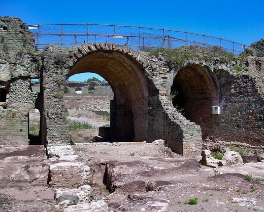 Amphithéâtre à #Fréjus (#Var) Construction 4e quart Ier siècle, 4e quart IIe siècle. Amphithéâtre : classement par liste de 1840.
Suite 👉 https://monumentum.fr/monument-historique/pa00081603/frejus-amphitheatre
#Patrimoine #MonumentHistorique
Photo CC-BY-SA 4.0 : Patricia.fidi