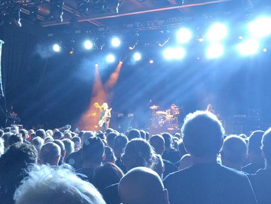 On the stage of the Columbiahalle in Berlin from right to left: Joe Bonamassa (half hidden by a head), Jason Bonham, Glenn Hughes and Derek Sherinian of Black Country Communion