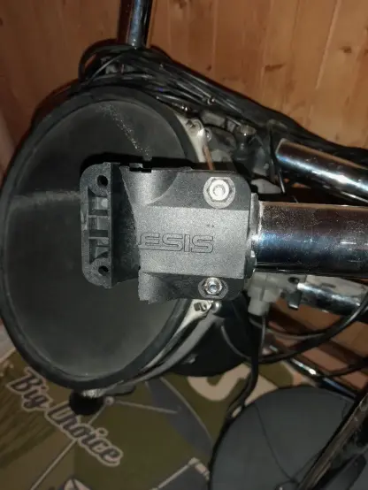 photo du connecteur pété qui est quand même un truc mold injected avec des murs de 3mm de partout, ça casse pas si facilement, je te laisse imaginer comment j'ai essayé de redresser mon montant