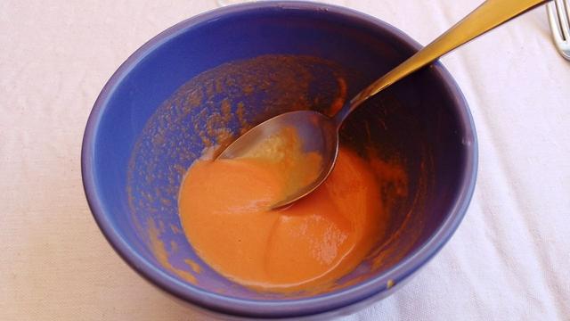 Un cuenco azul con restos de salmorejo.
