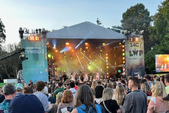 Tafwyl 2024 - llwyfan a thorf