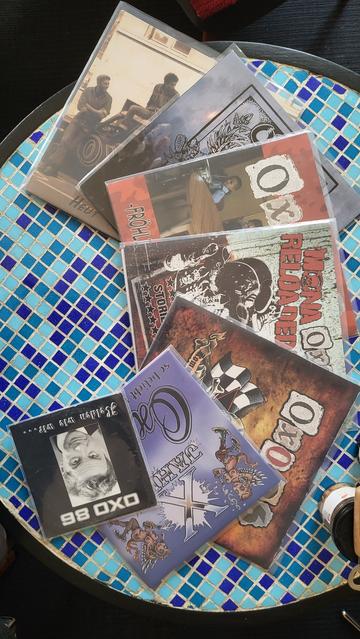 Diverse LPs von Oxo86 auf einem runden Fliesentisch.
