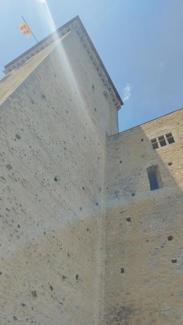 la tour avec les latrines en haut