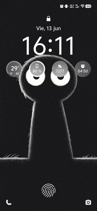 Captura de pantalla de bloqueo de smartphone con un muñeco con forma de cerradura sobre fondo oscuro en el que solo se le ven los ojos.