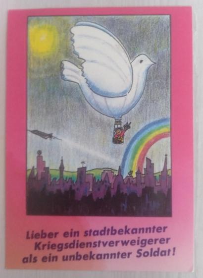 Text:  Lieber ein stadtbekannter Kriegsdienstverweigerer als ein unbekannter Soldat!

Karte von 'Ohne Rüstung Leben'
Bild mit Friedenstaube und Regenbogen