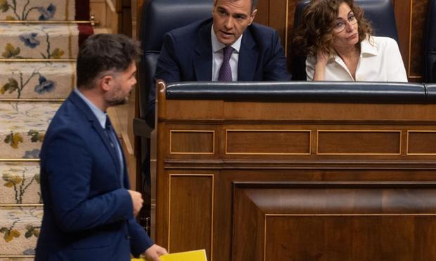 Rufián pasa al lado de Sánchez y Montero en el Congreso (Europa Press via Getty Images)