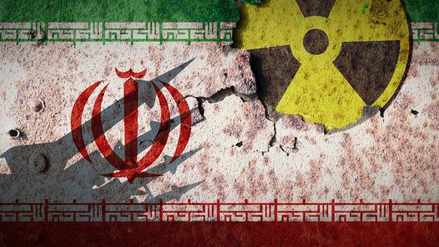 Das Bild zeigt die iranische Flagge, die auf einem verwitterten, rissigen Hintergrund dargestellt ist. Die Flagge besteht aus drei horizontalen Streifen: grün oben, weiß in der Mitte und rot unten. In der Mitte des weißen Streifens befindet sich der rote Emblem der Republik Iran. Rechts oben ist ein gelbes Radioaktivitäts-Symbol zu sehen, das durch die Flagge hindurchscheint und auf eine Verbindung zu Atomenergie hinweist. Der Hintergrund ist abgenutzt und zeigt Spuren von Schäden, was eine gewisse Spannung und Bedrohung suggeriert.