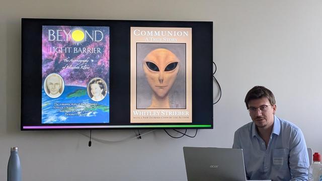 Patrick Lars Müller in front of his presentation