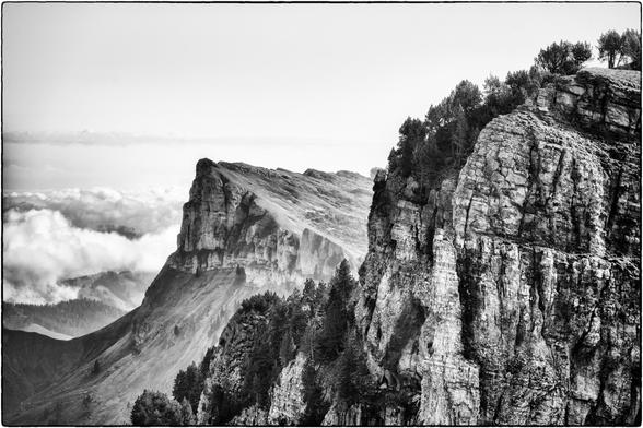 Schwarzweissfotografie von Gebirge.