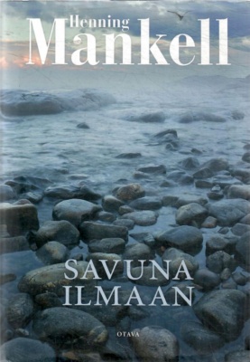 Savuna ilmaan -kirjan kannessa on rantakivikkoa ja -kallioita pilvisenä päivänä.