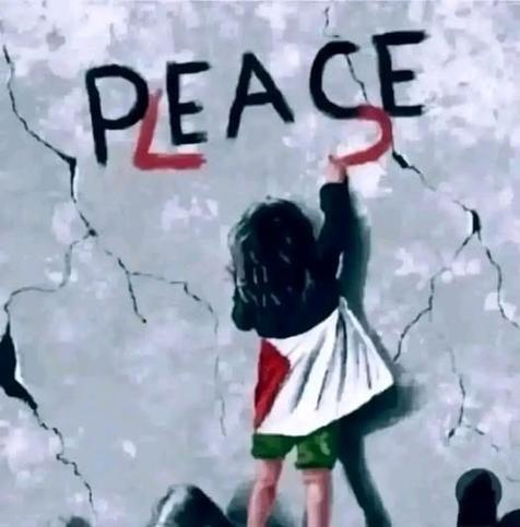 Niña con nbandera palestina poniendo una l en medio de p y e de peace una l y otra haciendo la C de peaCe es una ese , please peace pls.