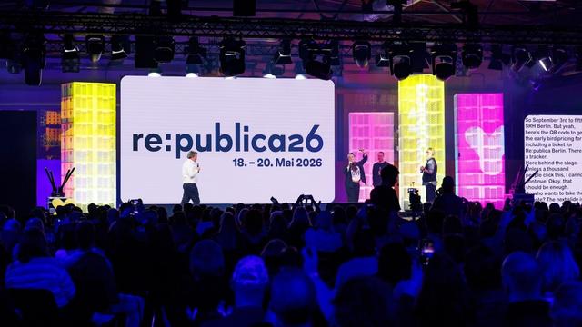 Foto vom Closing der re:publica mit dem Datum der #rp26 im Hintergrund der Bühne 1.