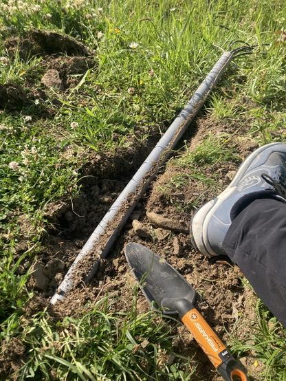 Wiese, Kabel, Schaufel und mein Fuß