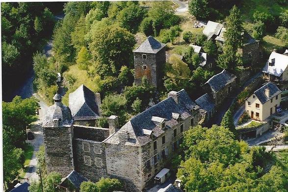 Château de Cabrespines à #Coubisou (#Aveyron) Les différences d'appareil dans la construction de la tour et du bâtiment effondré, laissent supposer qu'il existait une première tour dont ne se conserverait que l...
Suite 👉 https://monumentum.fr/monument-historique/pa00094001/coubisou-chateau-de-cabrespines
#Patrimoine #MonumentHistorique
Photo CC-BY-SA 4.0 : Cedricnoel