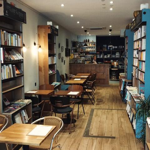 Les étagères et les tables pour le café à la librairie Carbone.