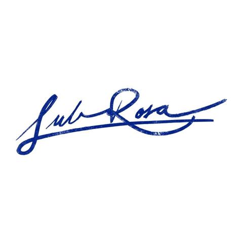 Typo du titre de l'EP de rap français Sub Rosa de Samelito... 
Format carré.
Écriture manuscrite bleue sur fond blanc.

Date de sortie de l'EP : vendredi 27 juin 2025