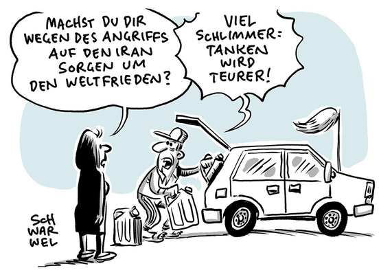 Eine Frau beobachtet, wie ein Mann mehrere Benzinkanister in seinen Golf mit Fuchsschwanz lädt. Frau: „MACHST DU DIR WEGEN DES ANGRIFFS AUF DEN IRAN SORGEN UM DEN WELTFRIEDEN?“ Mann: „VIEL SCHLIMMER: TANKEN WIRD TEURER!“ (Credit: SCHWARWEL)