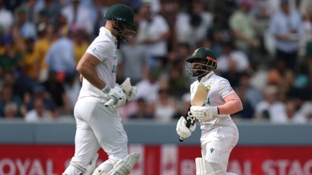 Aiden Markram on the left running past Temba Bavuma on the right.