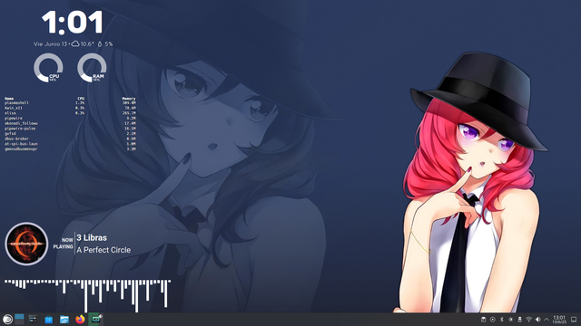 La captura muestra un escritorio de Linux con entorno KDE Plasma, personalizado con un estilo minimalista y oscuro. En el fondo de pantalla aparece Maki Nishikino, personaje de Love Live!, en una versión fanart con un look elegante y maduro: cabello rojo, ojos púrpura, sombrero negro de ala ancha, corbata negra y blusa blanca sin mangas. Su expresión es seria y pensativa, con un dedo en los labios, aportando un aire misterioso.

En pantalla se despliegan widgets de sistema que muestran la hora, fecha, temperatura, uso de CPU y RAM, y procesos activos. También hay un widget musical con visualizador y carátula, indicando que está sonando "3 Libras" de A Perfect Circle. La barra inferior incluye accesos a aplicaciones como Dolphin, Firefox, Konsole y el gestor de tareas.