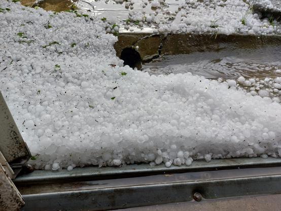 2 cm de grêlons devant la porte du garage