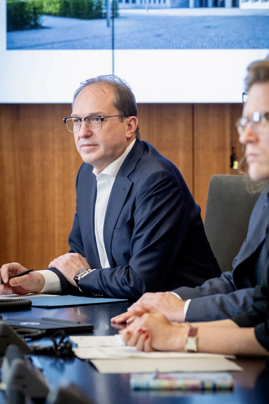 Nach dem Militäreinsatz Israels gegen den Iran analysiert das Lagezentrum im #BMI kontinuierlich die Lage und informiert die beteiligten Behörden. Am Abend ließ sich Bundesinnenminister #Dobrindt in Berlin über die aktuellen Entwicklungen unterrichten.   📷 Bundesfoto / Himsel