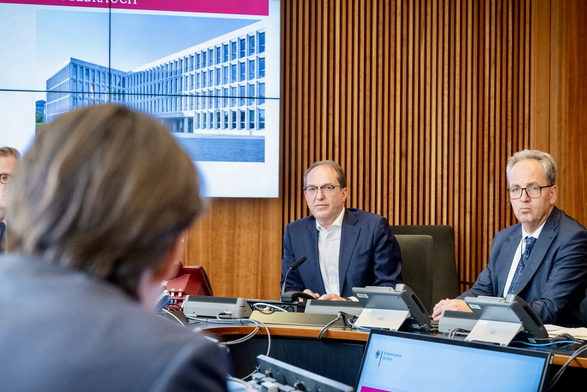 Nach dem Militäreinsatz Israels gegen den Iran analysiert das Lagezentrum im #BMI kontinuierlich die Lage und informiert die beteiligten Behörden. Am Abend ließ sich Bundesinnenminister #Dobrindt in Berlin über die aktuellen Entwicklungen unterrichten.   📷 Bundesfoto / Himsel