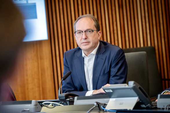 Nach dem Militäreinsatz Israels gegen den Iran analysiert das Lagezentrum im #BMI kontinuierlich die Lage und informiert die beteiligten Behörden. Am Abend ließ sich Bundesinnenminister #Dobrindt in Berlin über die aktuellen Entwicklungen unterrichten.   📷 Bundesfoto / Himsel