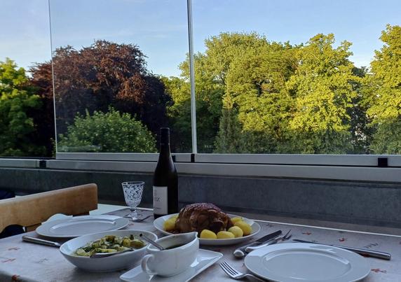 Der Eßtisch im Wintergarten ist gedeckt