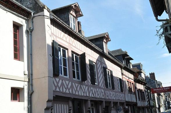 Propriété familiale du peintre Paul-Elie Gernez à #Honfleur (#Calvados) Ces maisons d'armateurs à pans de bois datant des XVIIe et XVIIIe siècles ont été aménagées par le peintre Paul-Elie Gernez dans les année...
Suite 👉 https://monumentum.fr/monument-historique/pa00132891/honfleur-propriete-familiale-du-peintre-paul-elie-gernez
#Patrimoine #MonumentHistorique
Photo CC-BY-SA 4.0 : Philippe Alès