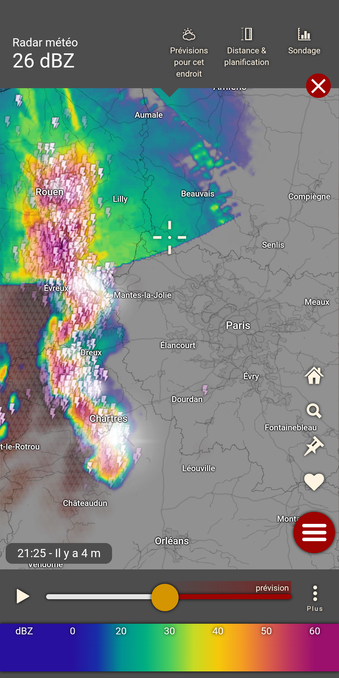 Carte radar de la France Normandie et ouest île de france avec une bande coloré rouge vif de précipitation accompagné de plein de petits éclairs et flashs entre Chartre et Dieppe.
Les.éclairé laisse une trace noir qui fait comme.une trainé laissant pensé que l'orage se déplace vers l'est.