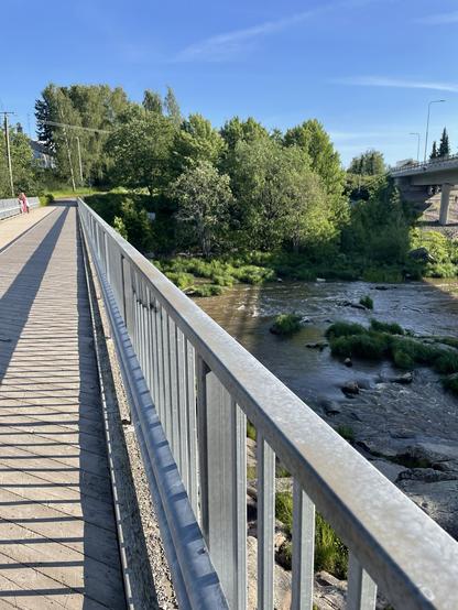Silta yli pienen kosken.