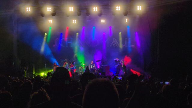 Photo einer Bühne, die Scheinwerfer in vielen verschiedenen Farben, im Hintergrund der Schriftzug Schandmaul