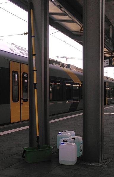 Scheibenwischer und einigungsmittel an einem Bahnsteig