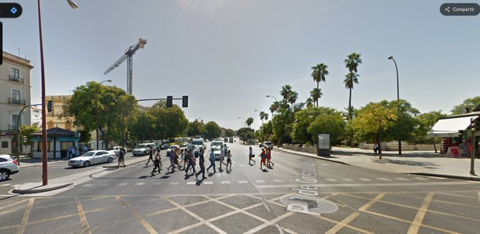 Cruce incomodo y peligroso para peatones y ciclistas en la intersección de dos calles excesivamente anchas de la ciudad de Sevilla; paseo de Cristobal colon con 8 carriles para vehículos motorizados y calle reyes católicos con 5 carriles y 2 bandas de aparcamiento.
El cruce de dicho semáforo se hace en 2 etapas con un refugio en medio diminuto y expuesto.